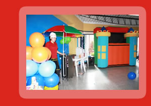 Titeres gigantes y teatrinos inflables para fiestas infantiles.